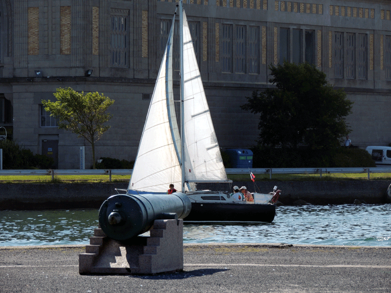 Soleil Noir, sous voiles, sortant de port Chantereyne