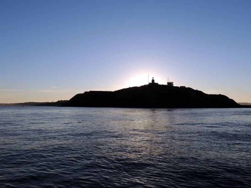 Le jour se lève sur la pointe du roc